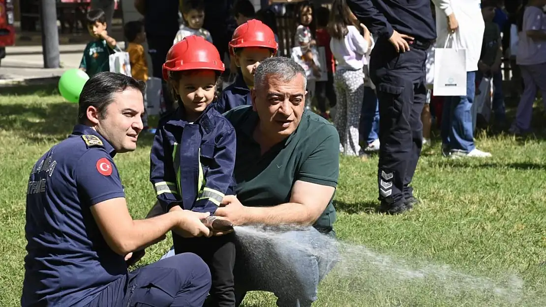 Minik öğrenciler fahri itfaiyeci oldu