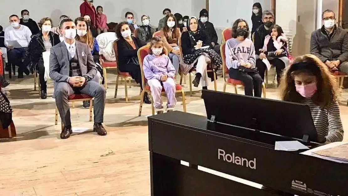 Minik piyanistlerden öğretmenler gününe özel dinleti