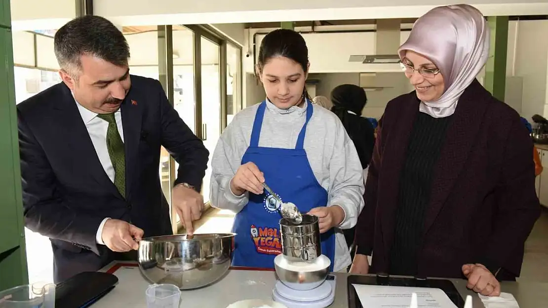 Minik şefler başkan amca ile mutfakta