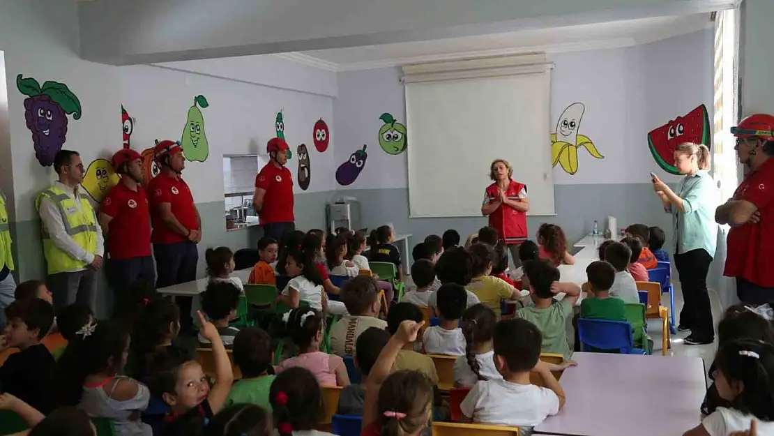 Miniklere deprem eğitimi verildi