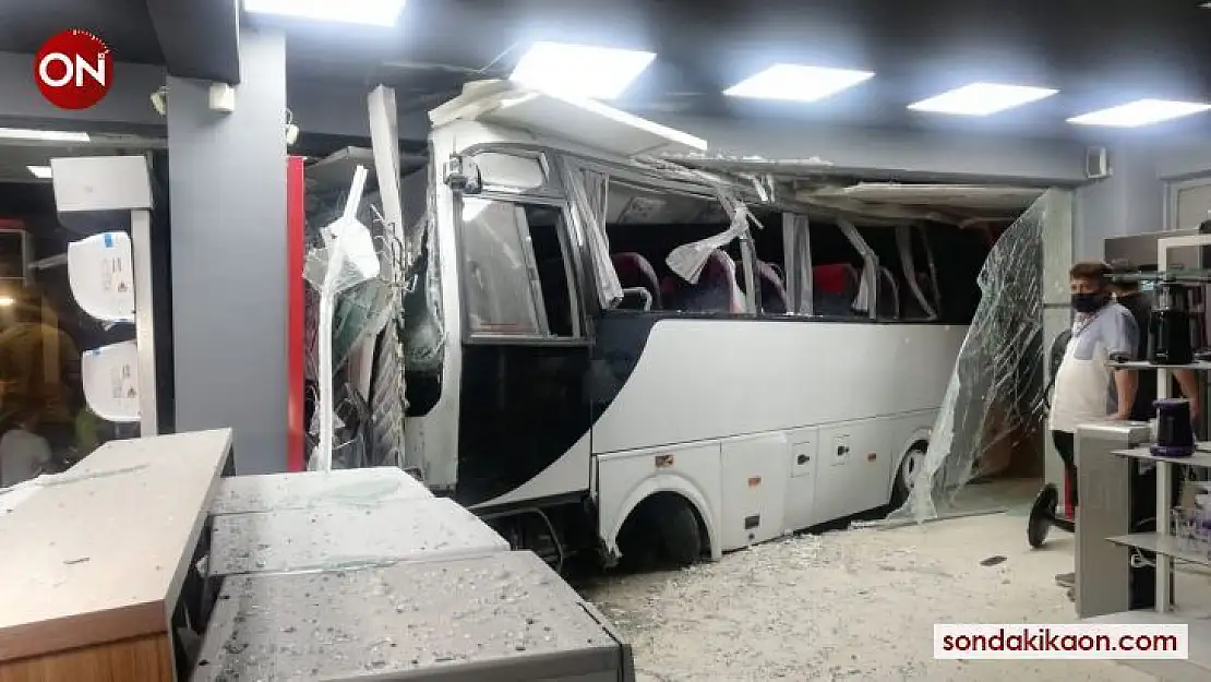 Mobilya mağazasına dalan işçi servisinde can pazarı: 12 yaralı