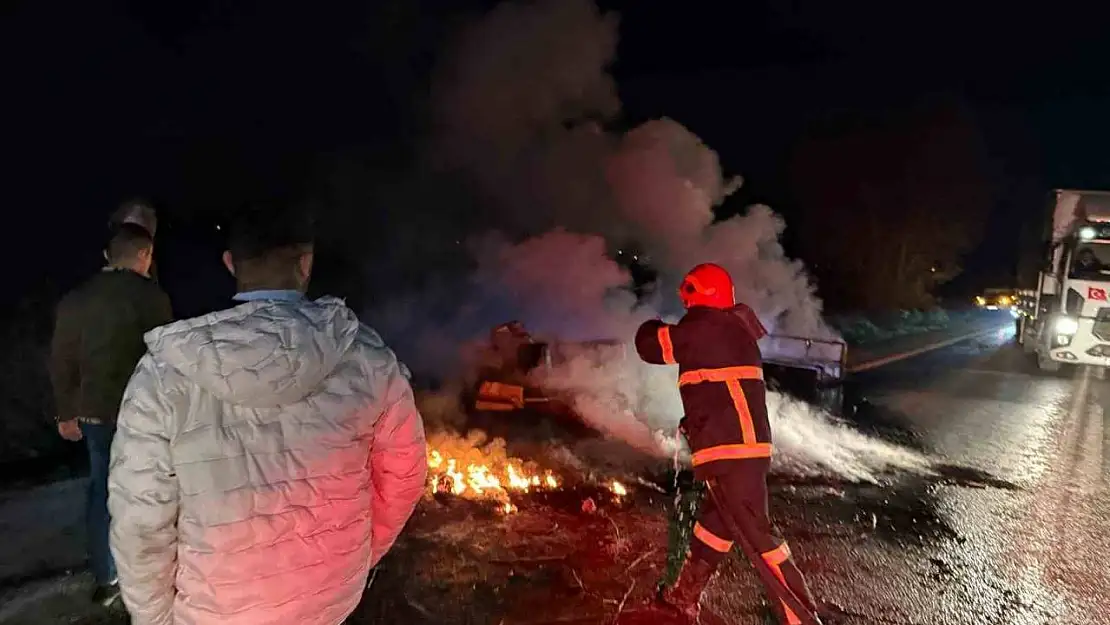 Mobilya yüklü kamyonet alev alev yandı