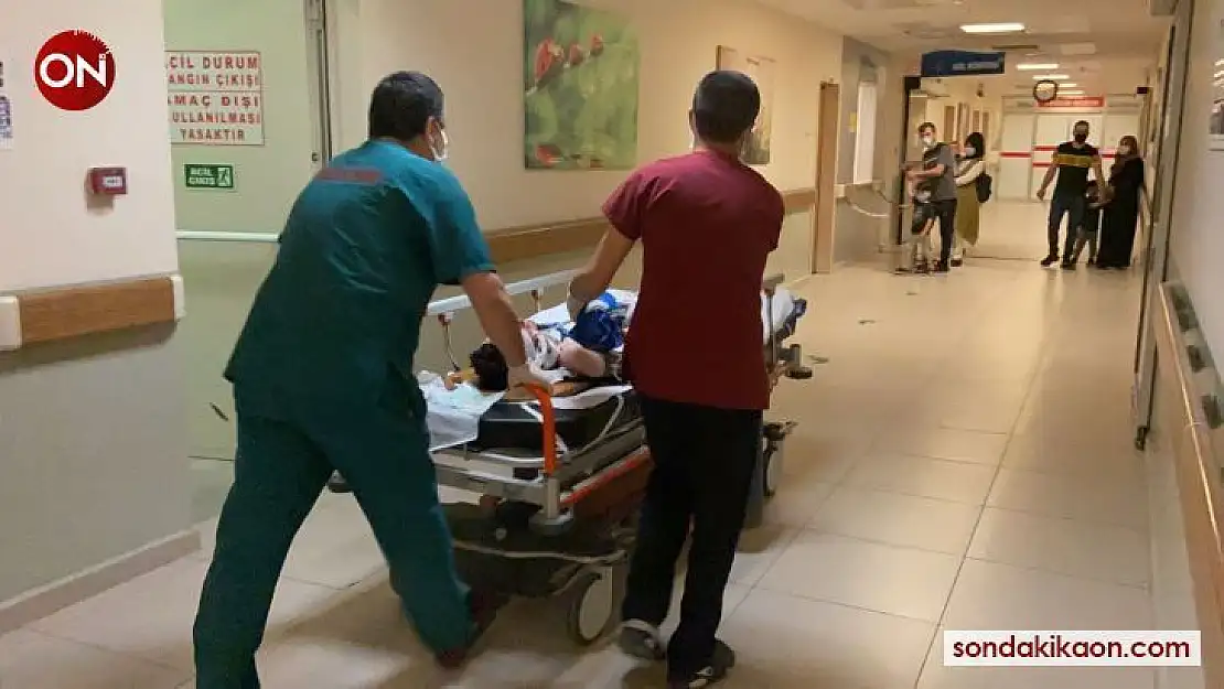 Motosiklet devrilerek sürüklendi anne ve oğlu ağır yaralandı