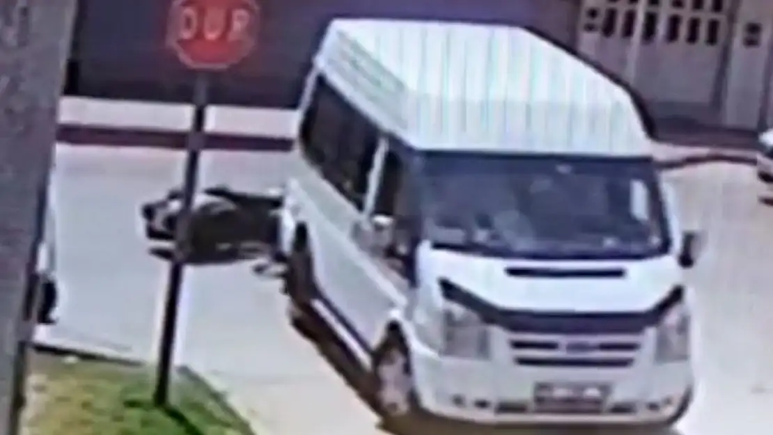 Motosiklet düğün konvoyundaki minibüse çarptı: 1 yaralı