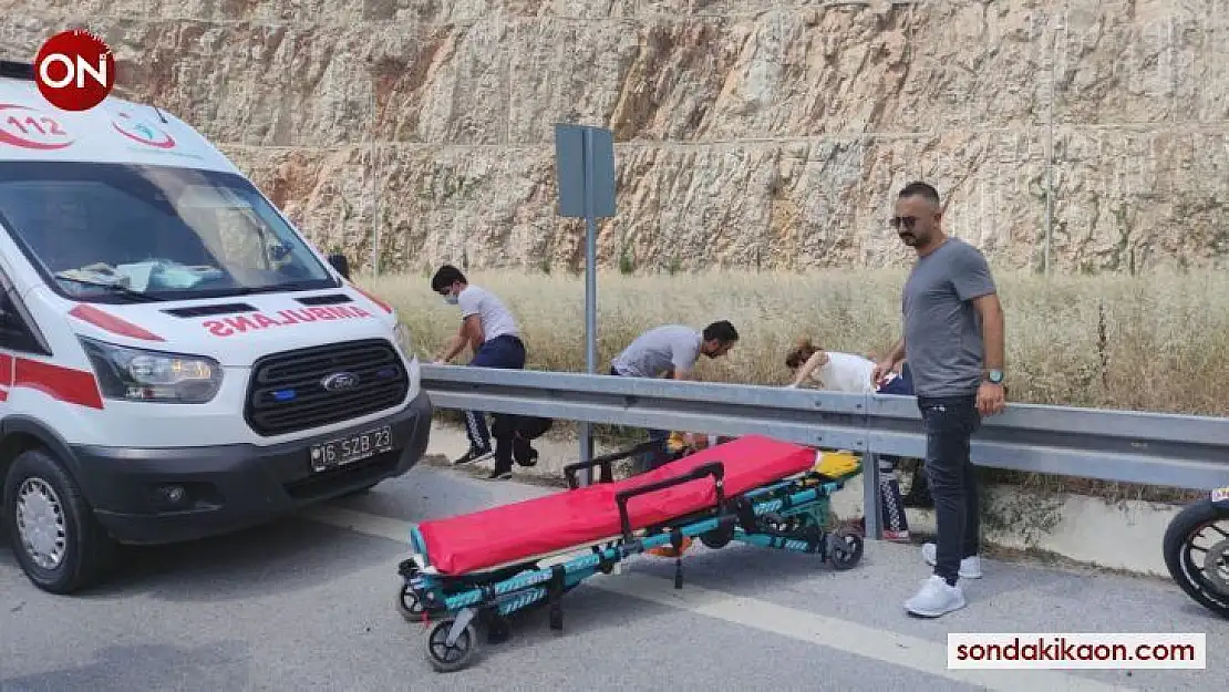 Motosiklet otoban girişinde bariyerlere çarptı