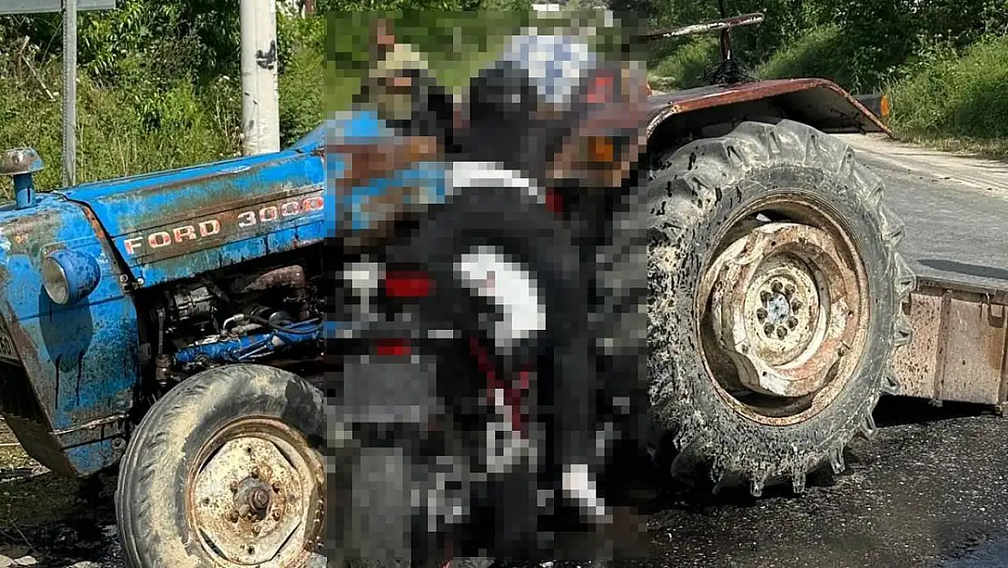 Motosiklet traktöre ok gibi saplandı: 3 ölü