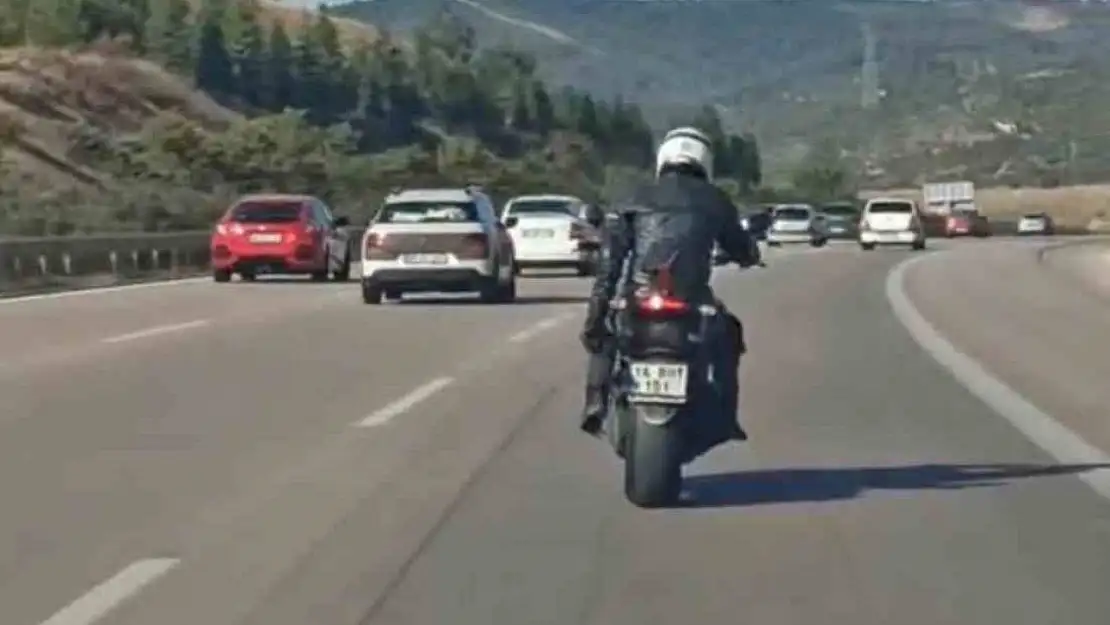 Motosiklet üzerinde dans edip kilometrelerce ilerledi