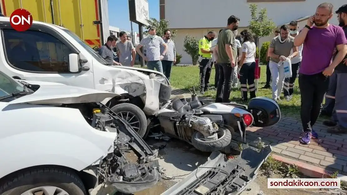Motosiklete aynı anda 2 araç çarptı: 3 yaralı