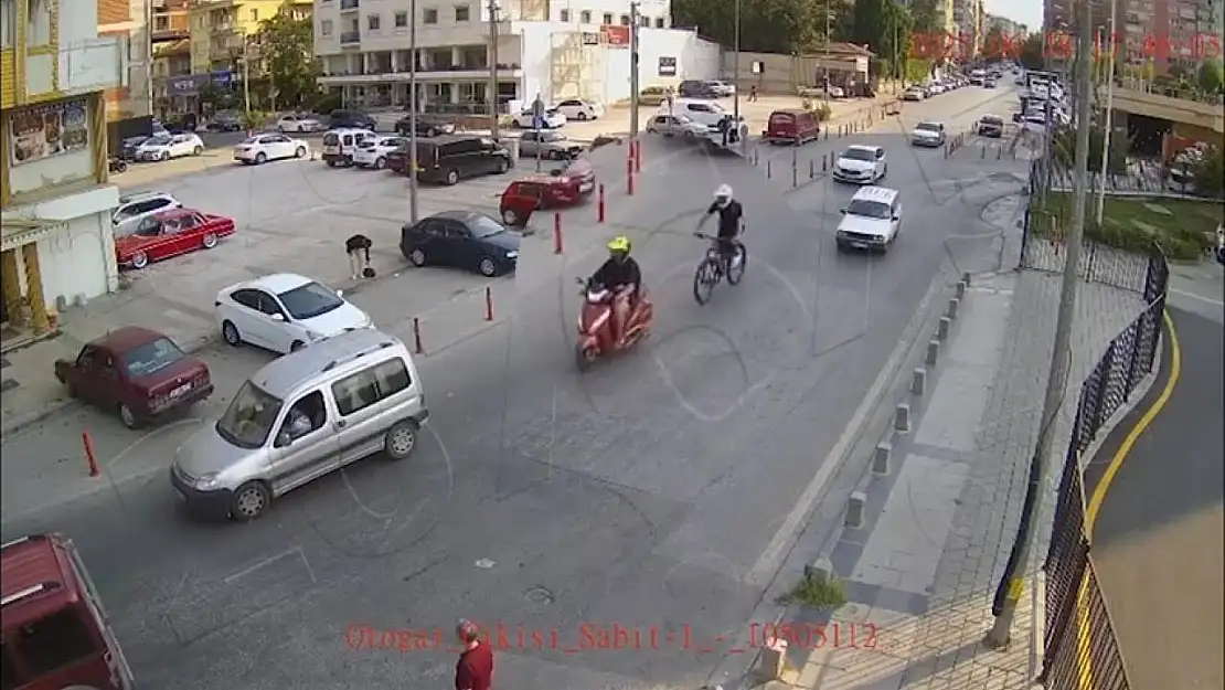 Motosiklete bağladığı iple ana yolda bisikleti çeken sürücü cezasız kalmadı