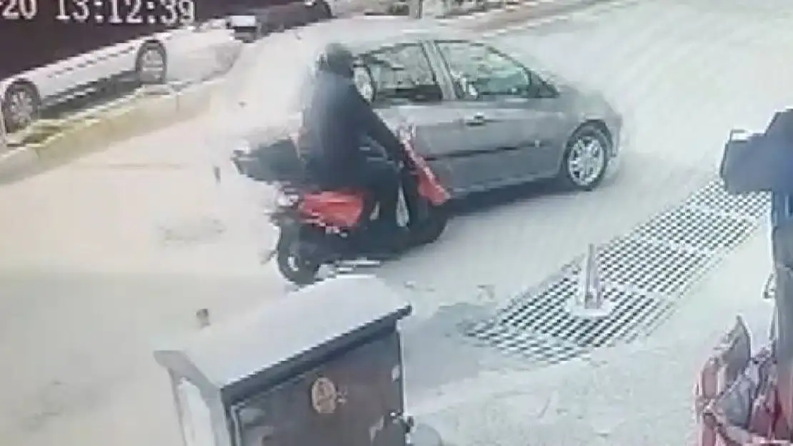 Motosiklete çarpıp kaçtı: Kaza güvenlik kameralarına yansıdı