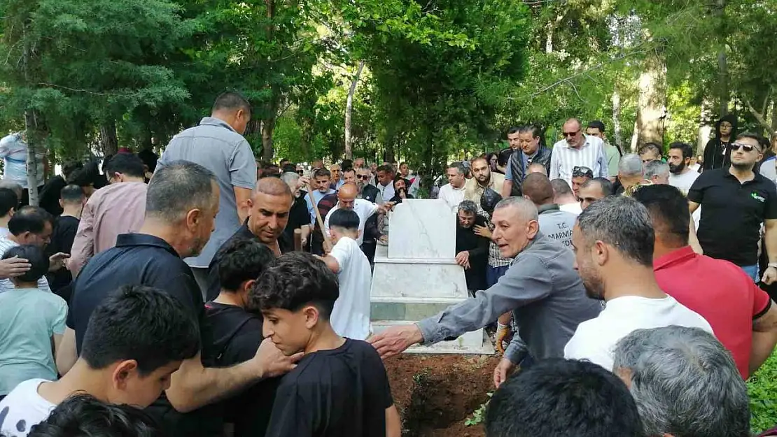 Motosikletin çarpması sonucu hayatını kaybeden 12 yaşındaki çocuk toprağa verildi