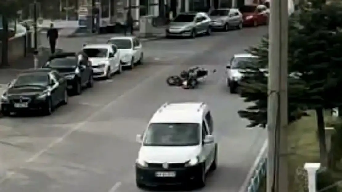 Motosikletli kurye otomobile arkadan çarptı, o anlar kameraya böyle yansıdı
