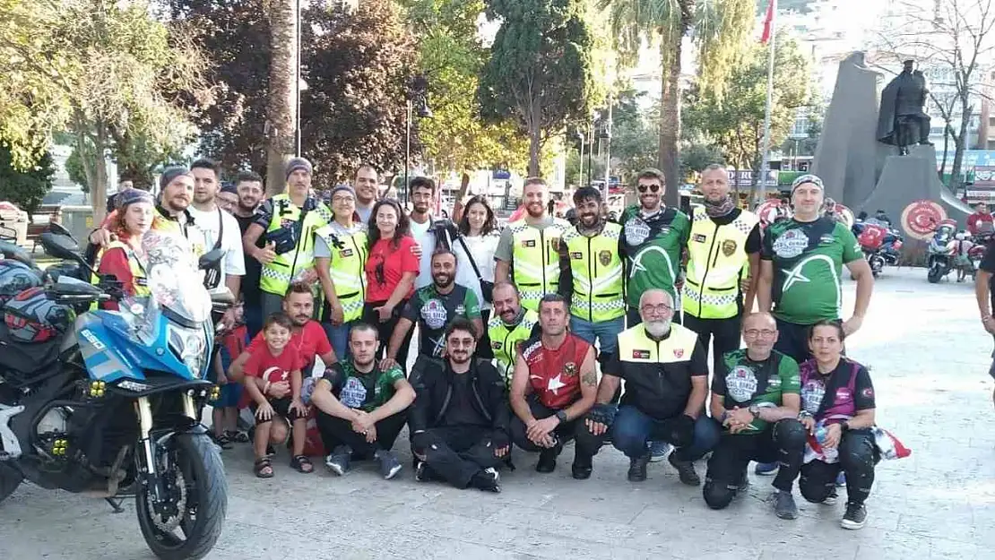 Mudanya'da motosikletlilerden '30 Ağustos' korteji