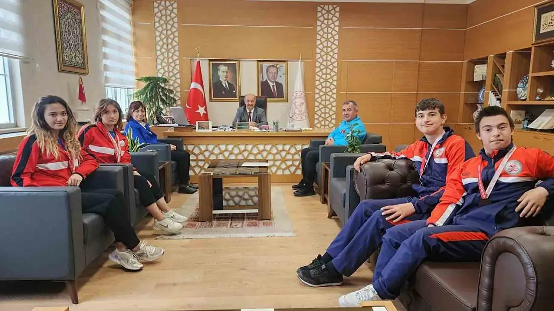 Müdür Başyiğit, Okul Sporları Türkiye Şampiyonası'nda derece elde eden özel öğrencileri kabul etti