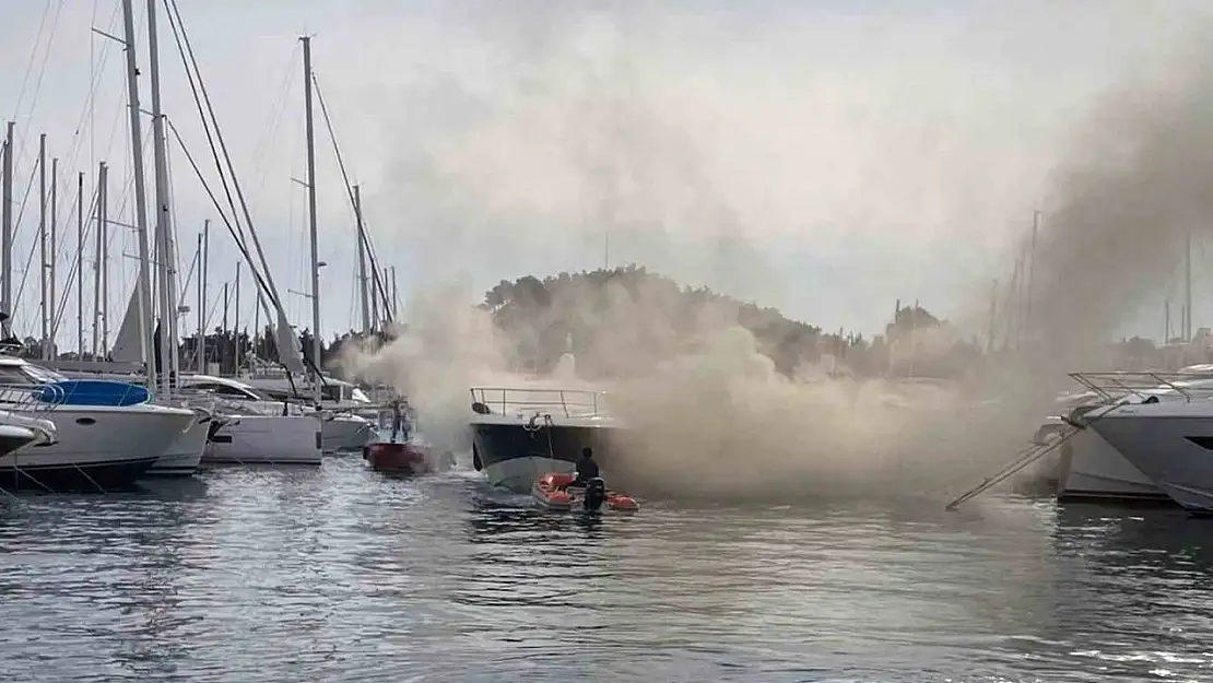 Muğla Büyükşehir Acil Müdahale Teknesi'nden yat yangınına hızlı müdahale