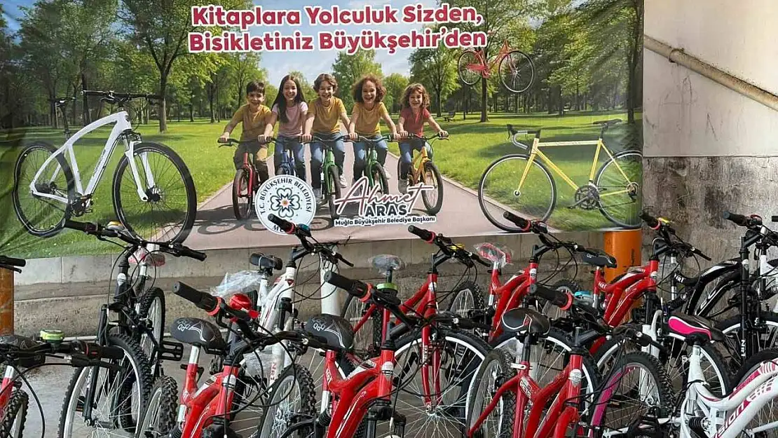 Muğla Büyükşehir Belediyesi kitap okuyan çocukları sevindirdi