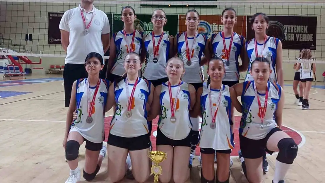 Muğla Büyükşehir'in Voleybol takımlarından çifte başarı