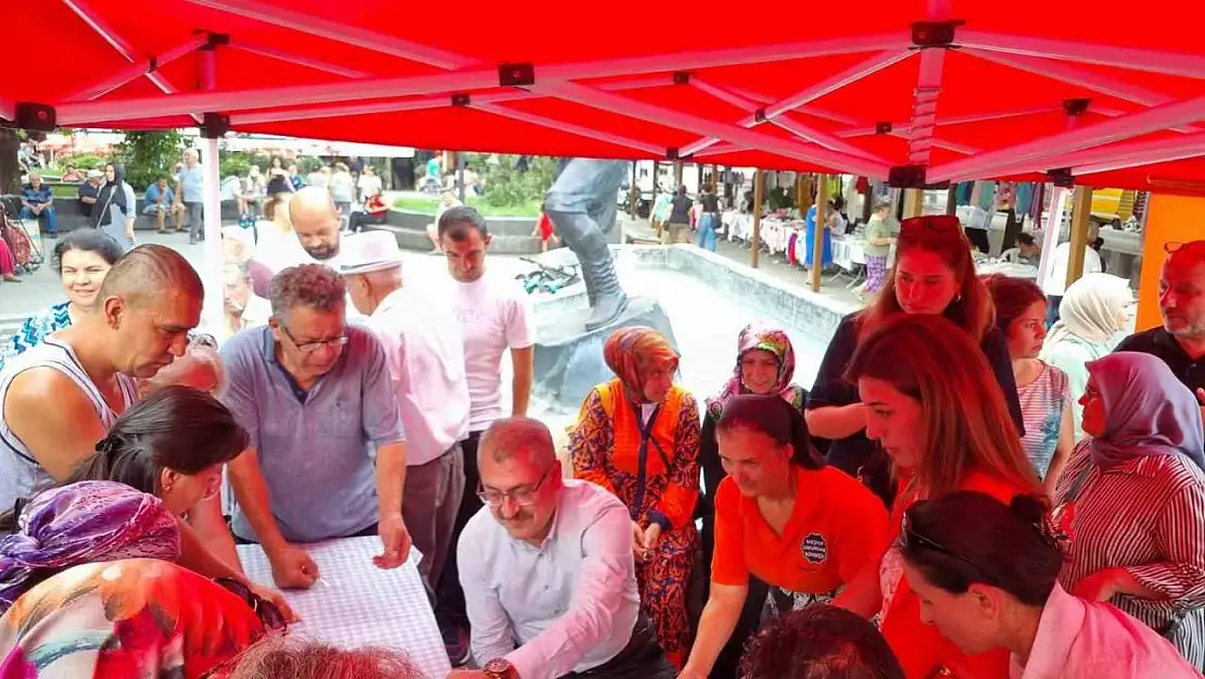 Muğla'da aşure ayı etkinlikleri devam ediyor, pazara gelenlerin ağzı tatlandı