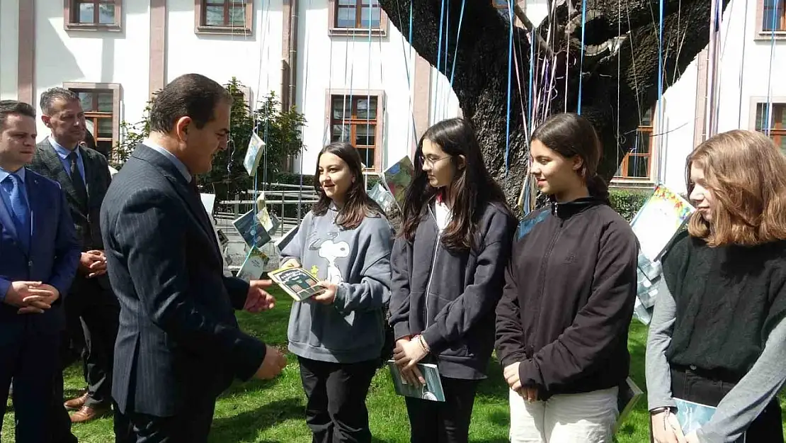 Muğla'da bu bahar ağaçlar kitap açtı