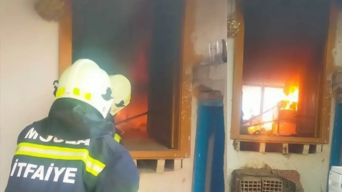 Muğla'da çıkan yangında müstakil ev kullanılamaz hale geldi