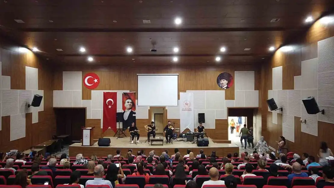 Muğla'da depremzedeler bayram konseri ile moral buldu
