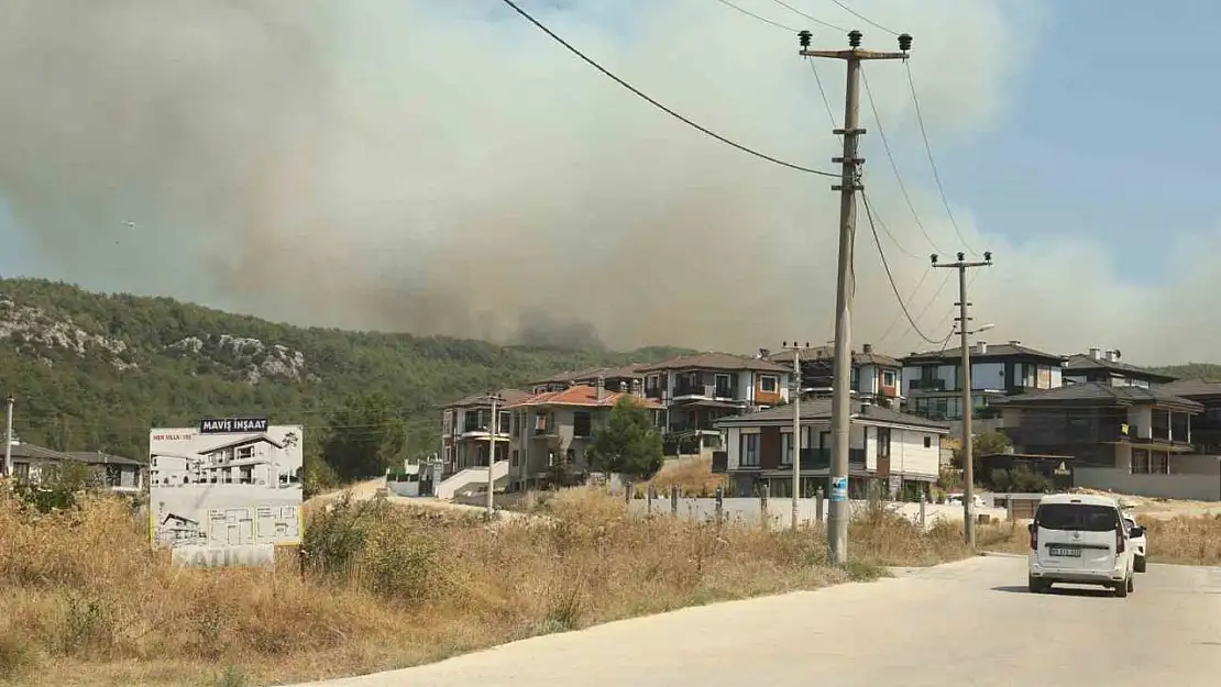 Muğla'da dev yangın bulutları gökyüzünü kapladı