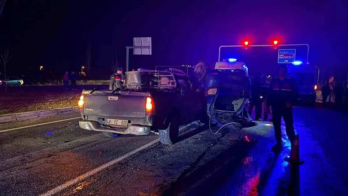 Muğla'da feci kaza... Kavşakta 2 araç çarpıştı: 2 ölü, 2 yaralı