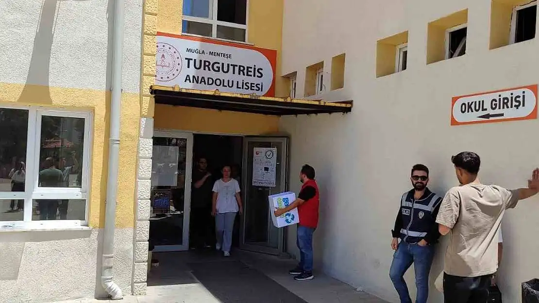 Muğla'da Gönüllü Gençler Köy Okulları için kalem topladı