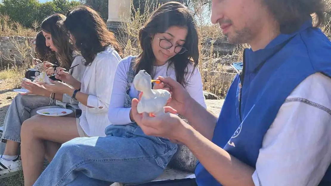 Muğla'da gönüllü gençler Stratonikeia'da sanatla buluştu