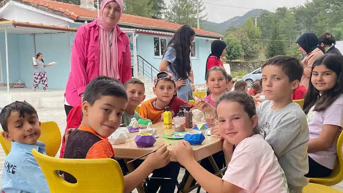 Muğla'da gönüllü gençlerden geleneksel çocuk oyunları etkinliği