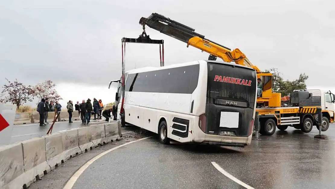 Muğla'da kaza yapan otobüs trafiği felç etti