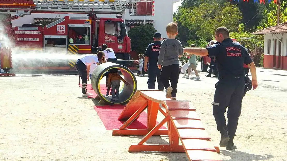 Muğla'da minik itfaiyeciler parkuru başarı ile geçti