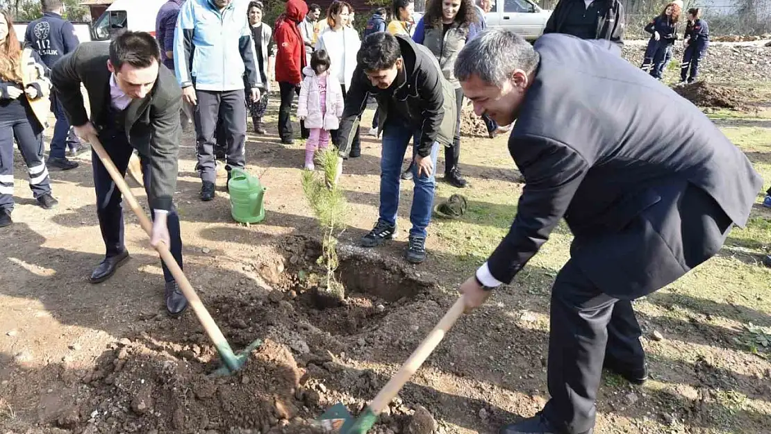 Muğla'da sağlık ekipleri fidanları toprakla buluşturdu