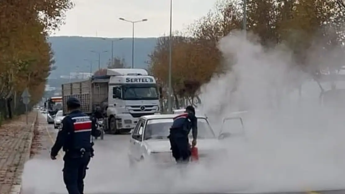 Muğla'da yanan araca jandarma müdahalesi