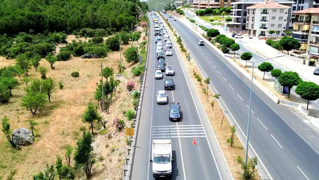 Muğla'ya tatilci akını kilometrelerce uzun kuyruk oluştu