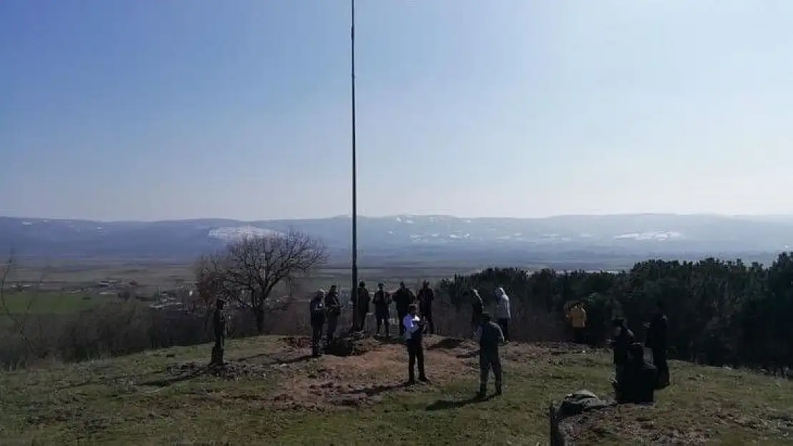 Muhtar söz verdiği dev Türk bayrağını dikti