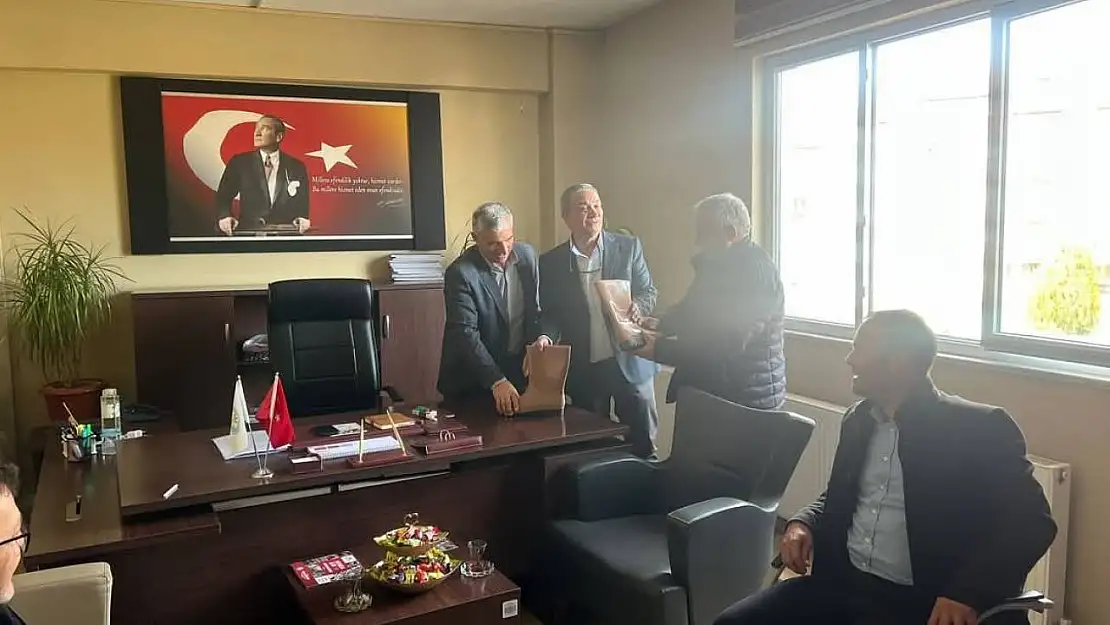 Muhtarlardan yeni koordinatöre çizme hediyesi