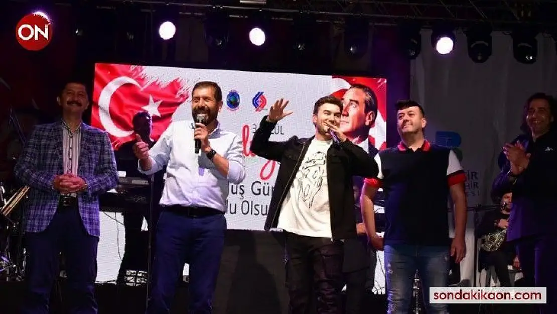 Mustafa Ceceli Sındırgı'yı coşturdu