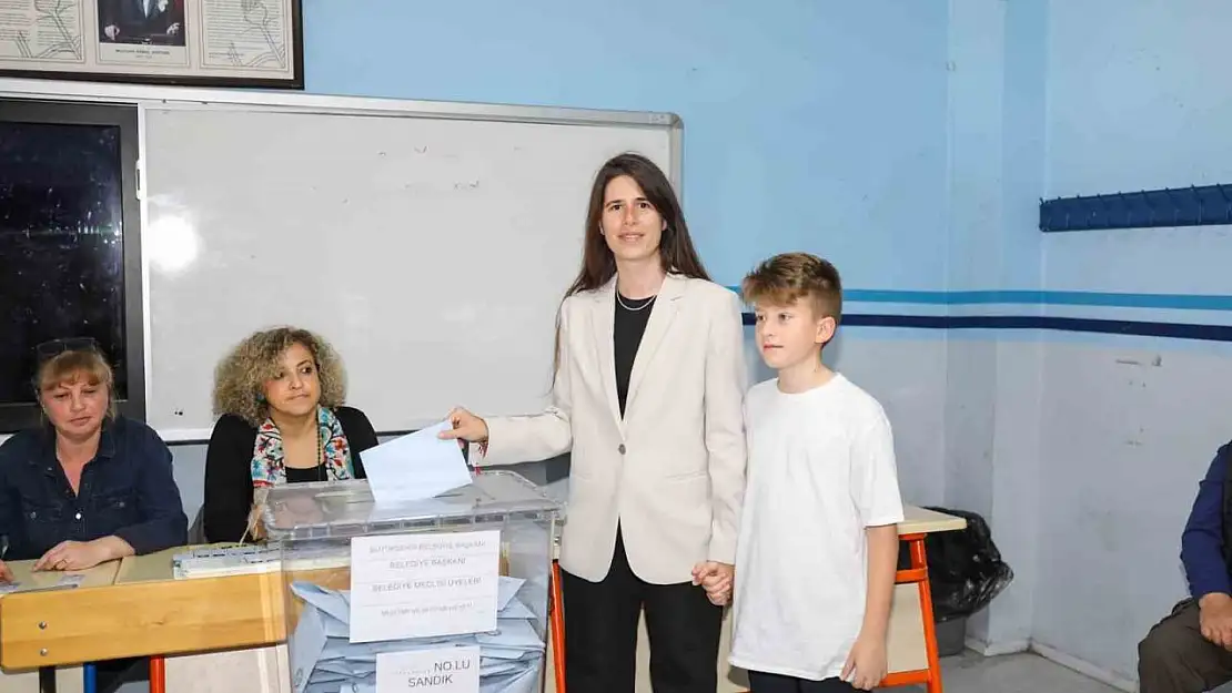 Mustafa Denizli'nin kızı Lal Denizli belediye başkanı seçildi