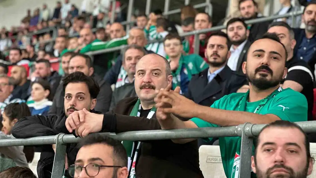 Mustafa Varank, Bursaspor maçını taraftarla izledi