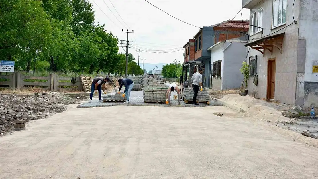 Mustafakemalpaşa'da hayat konforunu bozan yollar tamamlanıyor