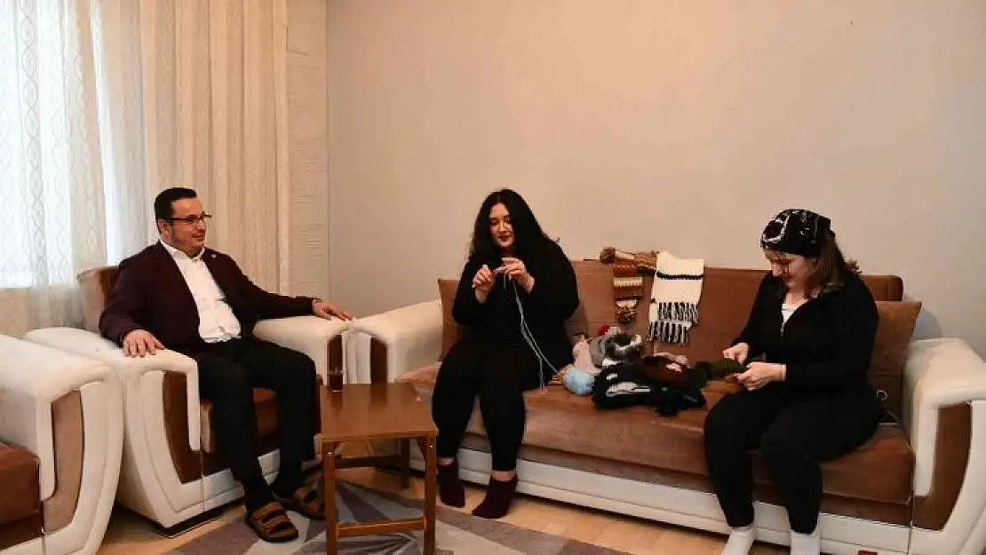 Mustafakemalpaşa'da ilmek ilmek sevgi örüyorlar