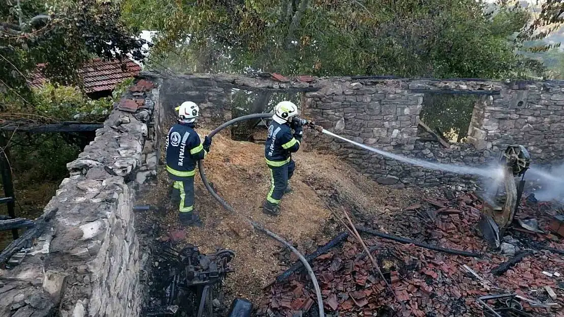 Müstakil ev çıkan yangında kullanılamaz hale geldi