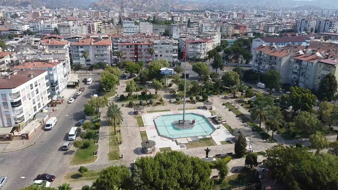 Nazilli Belediyesi, Cumhuriyet Parkı'nı temizledi