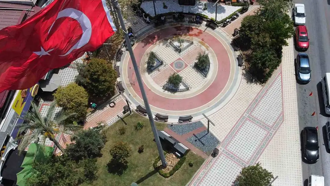 Nazilli Belediyesi'nden meydanda temizlik ve bakım çalışması