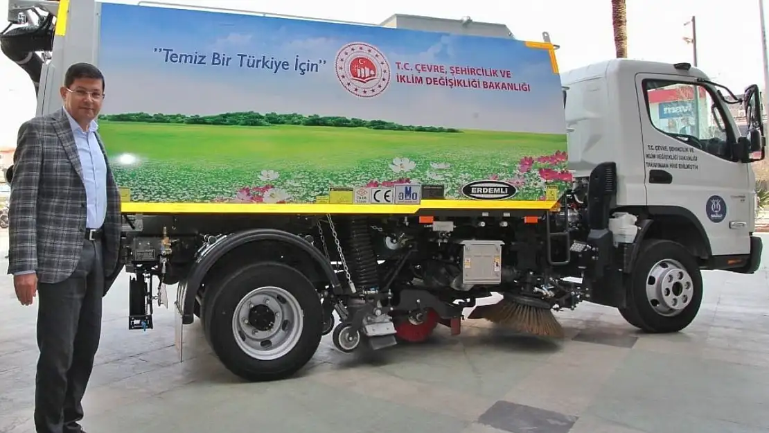 Nazilli Belediyesi'ne bakanlıktan yol süpürme aracı