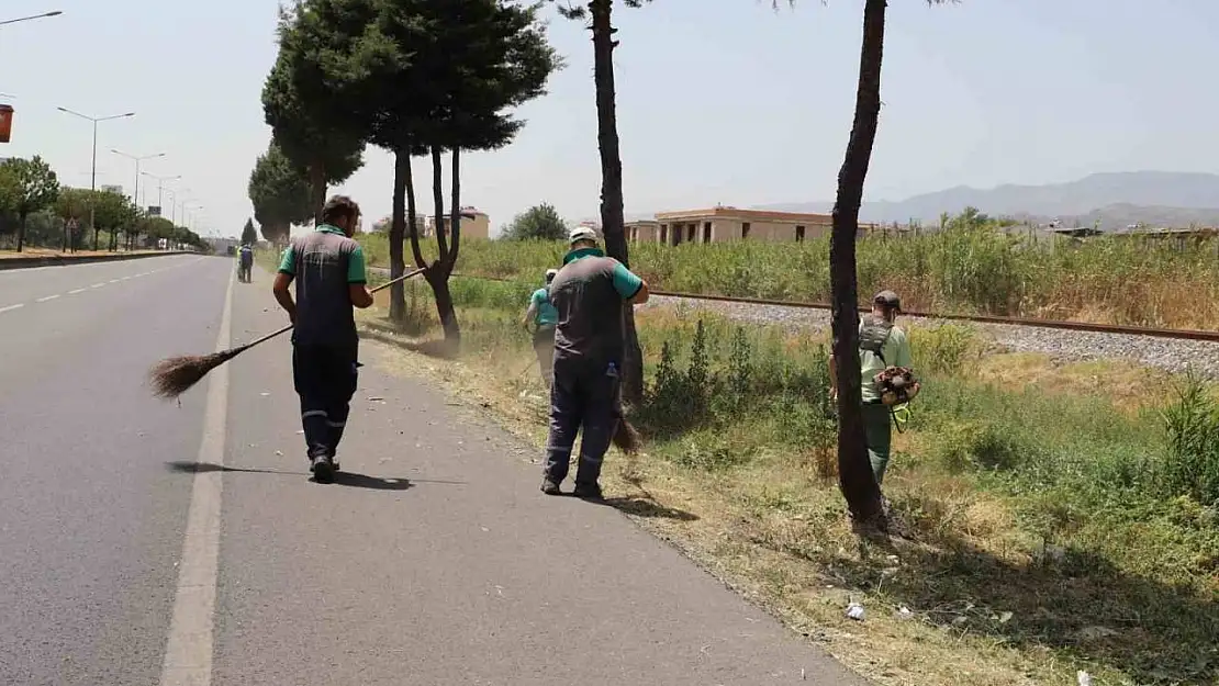 Nazilli Belediyesi'nin çalışmalarıyla karayolu temizlendi