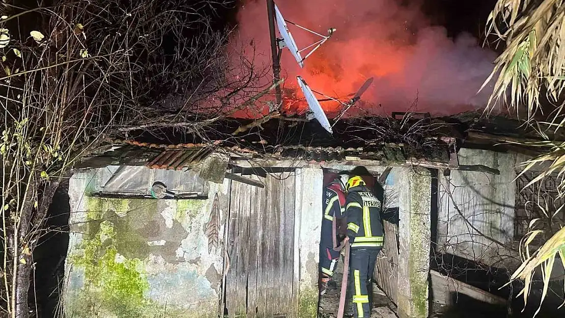 Nazilli'de alevlere teslim olan metruk ev küle döndü