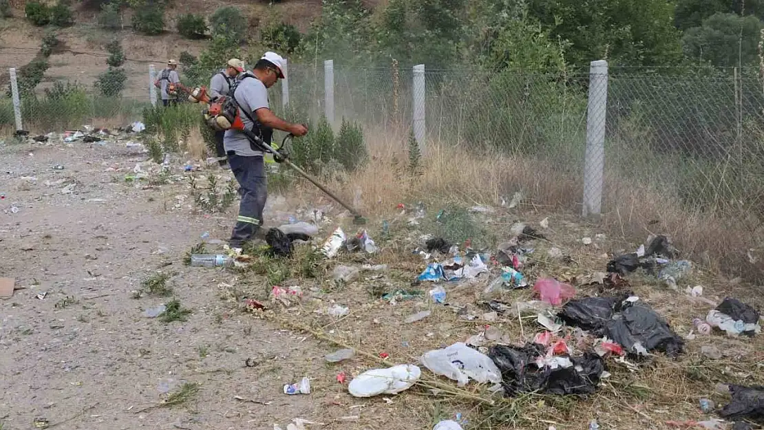 Nazilli'de doğaya bırakılan 3 kamyon çöpü topladılar