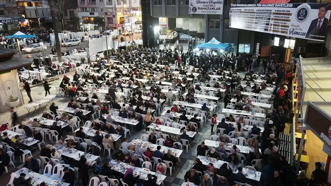 Nazilli'de ilk iftar Belediye Meydanı'nda yapıldı